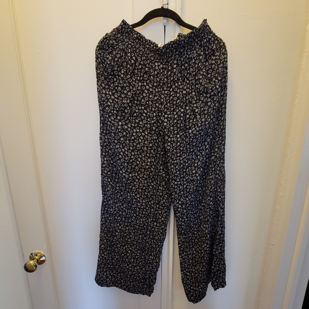 Hollister flowy high rise pants (with pockets!)